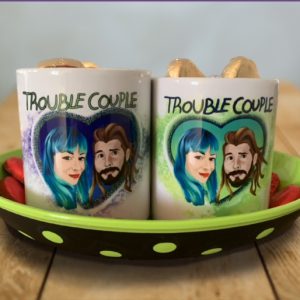 זוג ספלים עם 2 דמויות